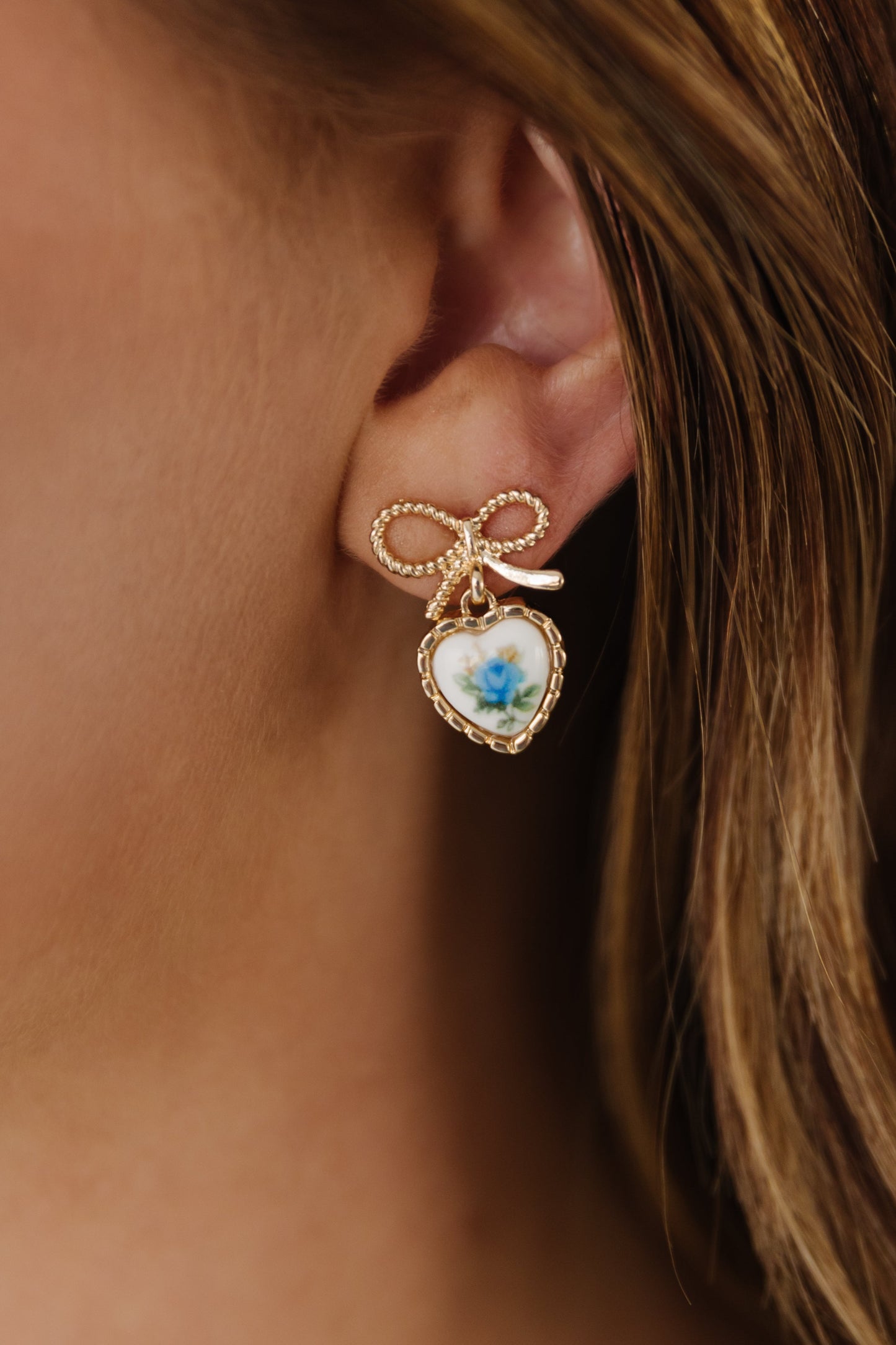 THE PORCELAIN HEART EARRINGS IN GOLD