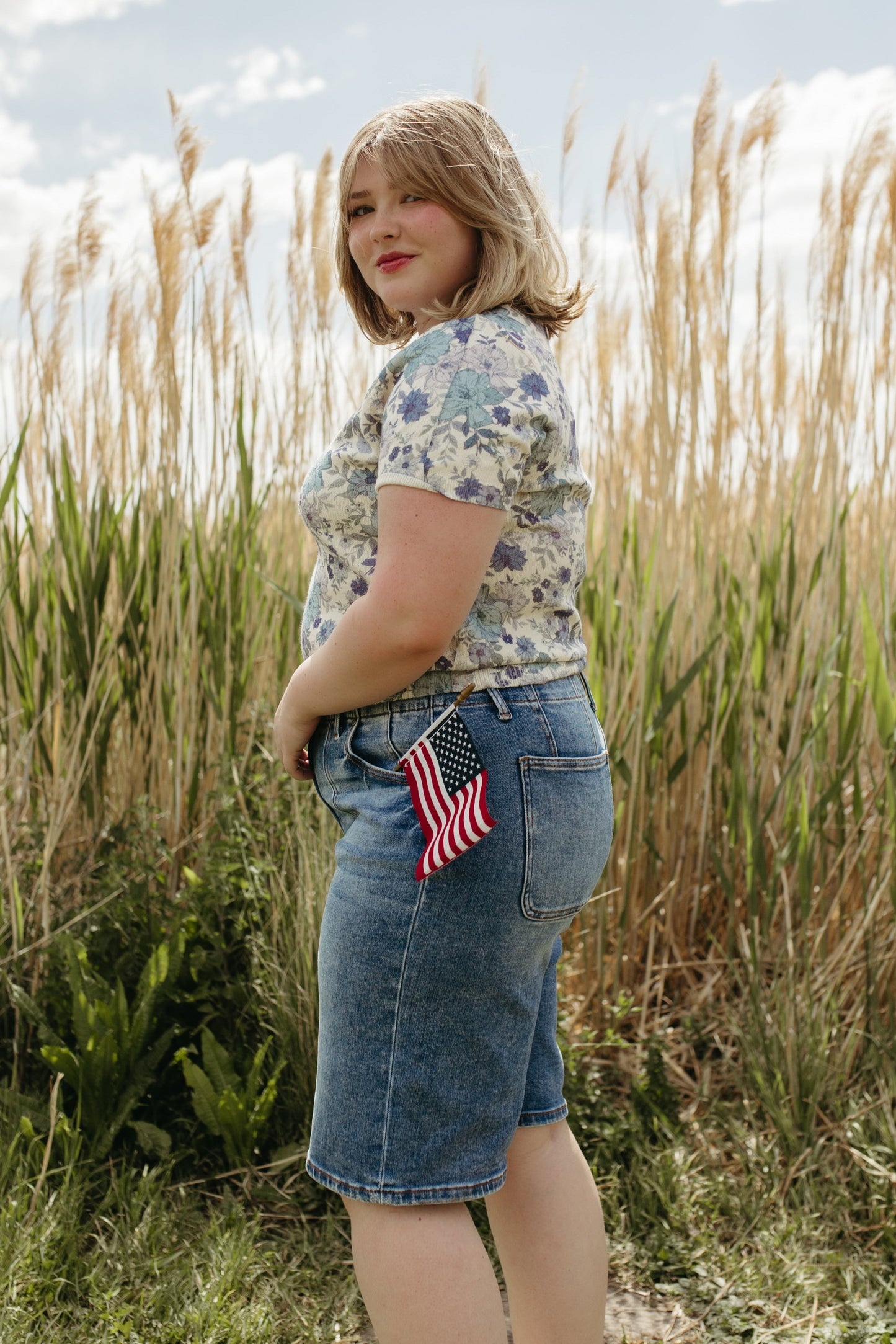 THE OLIVE SLOUCHY BERMUDA SHORTS IN MEDIUM WASH